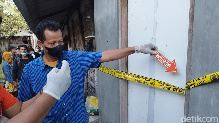 Olah TKP di rumah jagal anjing di Surabaya