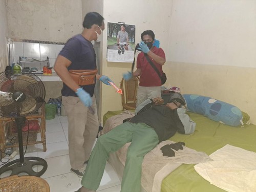 Olah TKP pensiunan polisi berpangkat AKP ditemukan tewas di kos-kosan di Jalan Buana Raya Gang Buana Putra, Kota Denpasar.