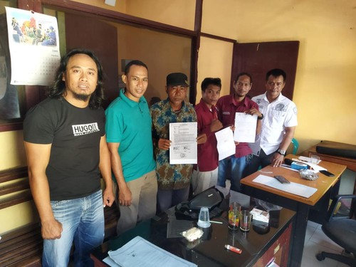 Orang tua TA alias Gen (27) saat menempuh jalur damai atas kasus polisi tembak pencuri di Ruangan Kanit Paminal Propam.
