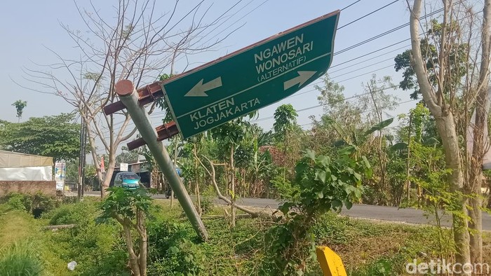 Papan penunjuk arah jalan perbatasan Gunung Kidul dan Klaten ambruk, Senin (1/8/2022).