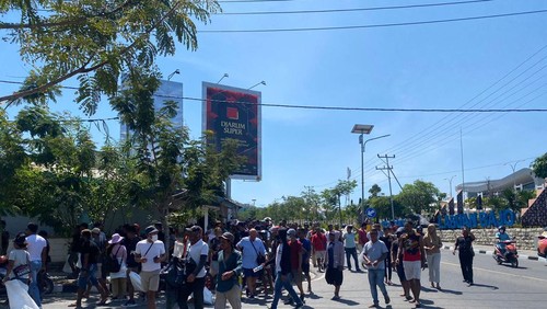 Para pelaku pariwisata di Labuan Bajo menggelar aksi bersih-bersih dan pungut sampah di Puncak Waringin, Labuan Bajo, NTT, Senin (1/8/2022) siang. Suasana menjadi tegang ketika aksi tersebut dibubarkan aparat bersenjata.