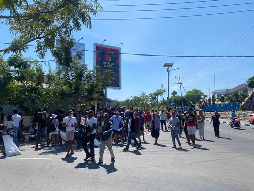 Para pelaku pariwisata di Labuan Bajo menggelar aksi bersih-bersih dan pungut sampah di Puncak Waringin, Labuan Bajo, NTT, Senin (1/8/2022) siang. Suasana menjadi tegang ketika aksi tersebut dibubarkan aparat bersenjata.
