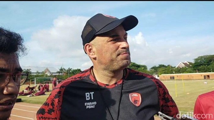 Pelatih PSM Makassar Bernardo Tavares usai memimpin latihan di Stadion Syekh Yusuf, Gowa.