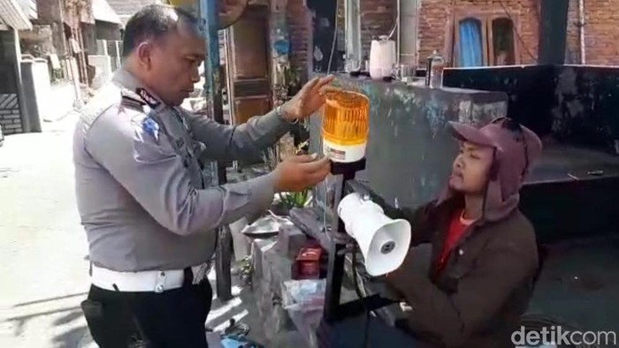 Pemasangan sirine dan lampu rotator di perlintasan kereta api di Kota Malang