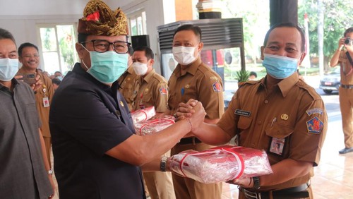 Pembagian bendera secara simbolis oleh Sekretaris Daerah (Sekda) Kabupaten Buleleng Gede Suyasa di Loby Kantor Bupati Buleleng, Senin (1/8/2022).