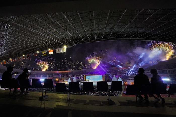 Penonton menyaksikan kemeriahan kembang api pada pembukaan Asean Para Games 2022 di Stadion Manahan Solo, Jawa Tengah, Sabtu (30/7/2022). Asean Para Games akan berlangsung dari tanggal 30 Juli sampai 6 Agustus 2022 dan di ikuti 11 negara peserta.