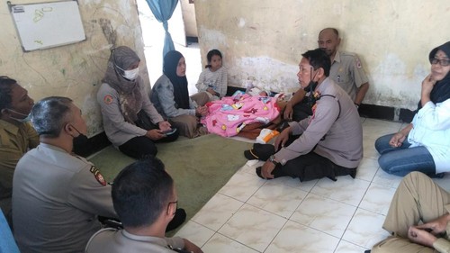 Penemuan bayi perempuan yang menangis di depan SMPN 5 Kopang, Lombok Tengah, Minggu (31/7/2022) malam.