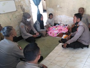 Heboh! Penemuan Bayi Perempuan di Depan SMPN 5 Kopang Lombok