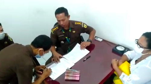 Penyidik Kejari Buleleng menyita sejumlah uang bonus kaveling tanah dari pengurus LPD Anturan.