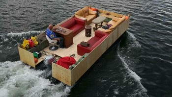 Perahu yang didesain seperti ruang tamu. Unik ya. Menurut kalian gimana? (Donebeenforgotten/Redneck Engineering)