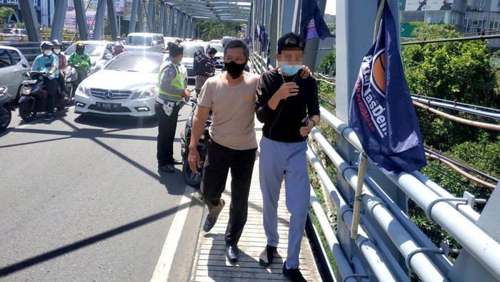 Percobaan bunuh diri pemuda SMK di Jembatan Jalan Sukarno-Hatta, Lowokwaru, Kota Malang digagalkan