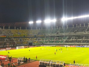 Ganyang Persita 2-0, Persebaya Raih Kemenangan Pertama