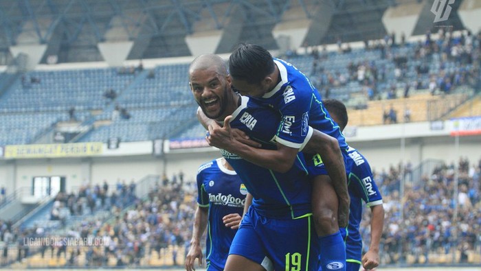 Persib Bandung vs Madura United.