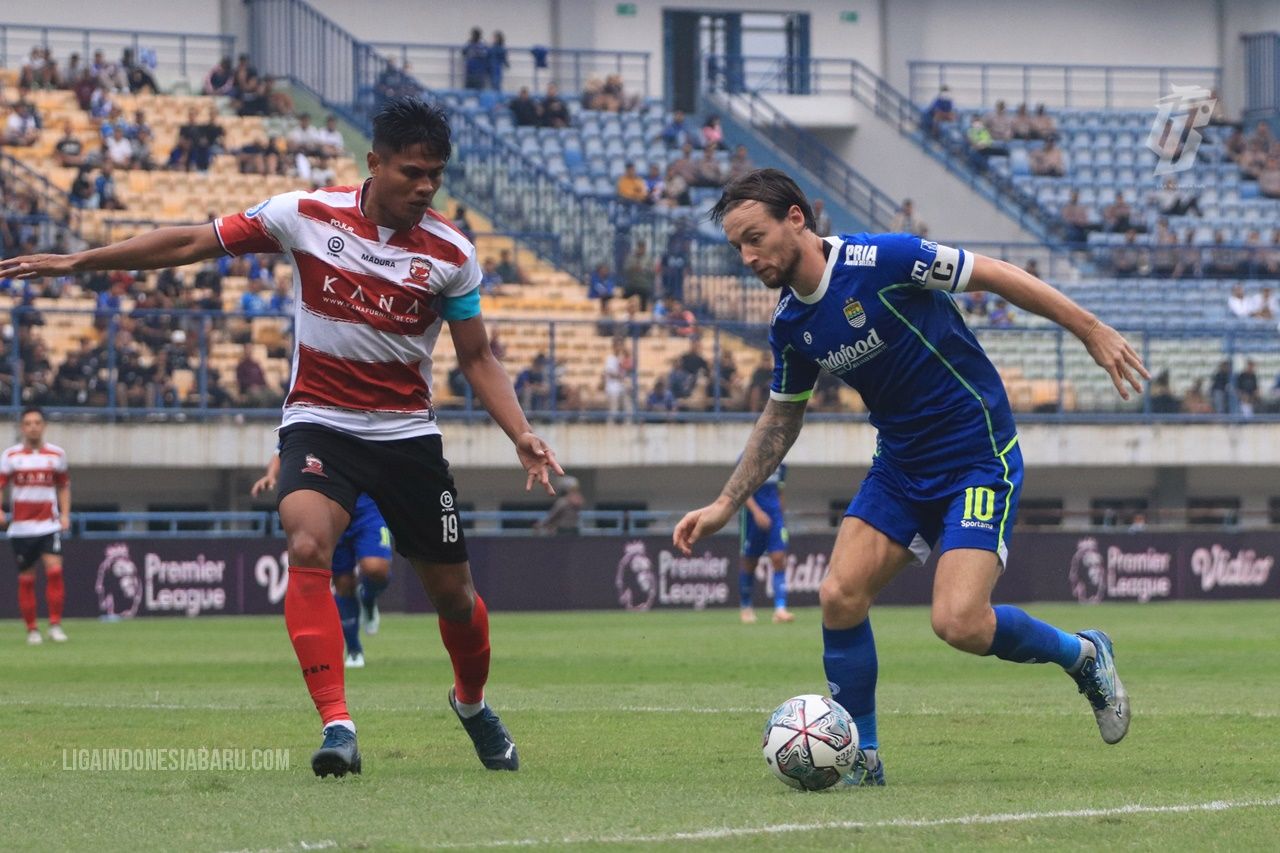 Persib Bandung vs Madura United.