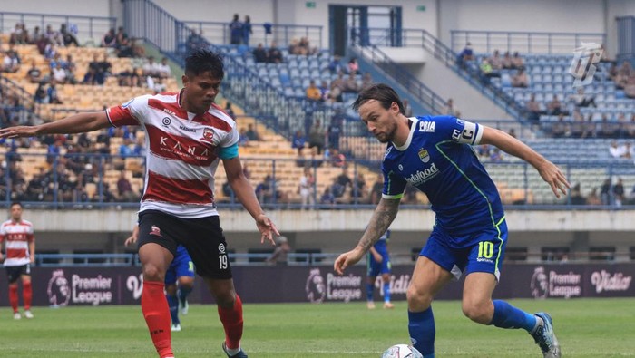 Persib Bandung vs Madura United.