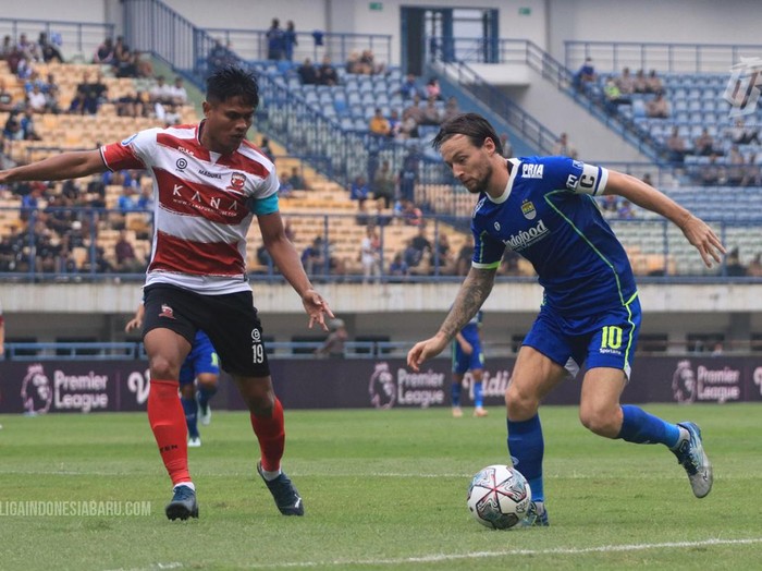 Persib Bandung vs Madura United.