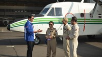 Direktur Keuangan, Manajemen Risiko & SDM PTDI, Wildan Arief meninjau persiapan dan melepas ferry flight pesawat terbang NC212i yang kemudian akan dioperasikan oleh DRRAA, Thailand. Foto: Dok. PTDI