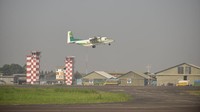 Diterbangkan oleh Test Pilot PTDI, Captain Esther Gayatri Saleh sebagai Pilot In Command Ferry and Acceptance Mission dan Test Pilot PTDI, Captain Adi Budi sebagai Copilot, pesawat NC212i dengan tail number AX-2129 ini lepas landas dari Bandara Husein Sastranegara Bandung. Foto: Dok. PTDI