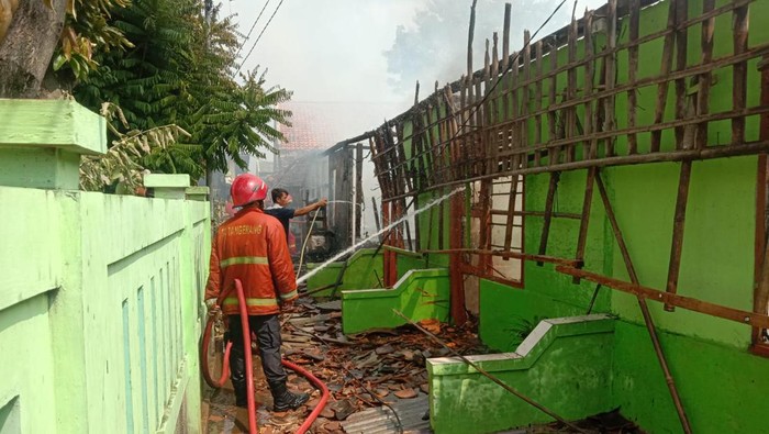 Petugas Damkar memadamkan api di rumah kontrakan 9 pintu di Ciledug, Tangerang