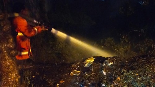 Petugas menangani kebakaran sampah di lahan kosong di yang berada di Jalan Cargo Nomor 14, Kelurahan Ubung, Kecamatan Denpasar Utara, Kota Denpasar, Senin (1/8/2022).