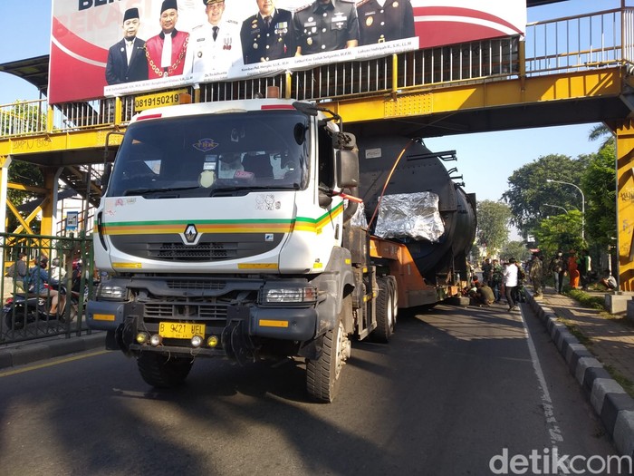 Petugas telah mengevakuasi truk membawa tangki yang tersangkut di JPO di kawasan Kranji, Bekasi Kota. Lalu lintas di lokasi dilaporkan telah normal kembali. (dok Satlantas Polres Bekasi Kota)