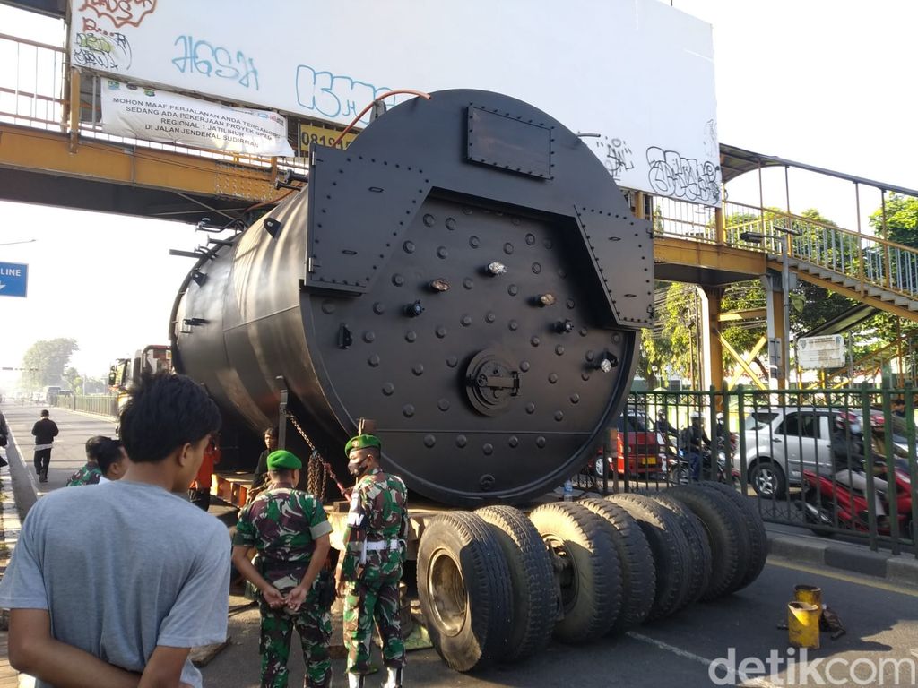Petugas telah mengevakuasi truk membawa tangki yang tersangkut di JPO di kawasan Kranji, Bekasi Kota. Lalu lintas di lokasi dilaporkan telah normal kembali. (dok Satlantas Polres Bekasi Kota)