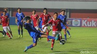 Umpan Arkhan salah diantisipasi bek Filipina, Jared Alexander hingga menghasilkan gol bunuh diri. Indonesia unggul 1-0. (Foto: Pius Erlangga/detikJateng)