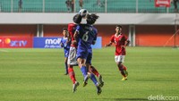Unggul 1-0 membuat Indonesia tampil mendominasi. Ketangguhan kiper Filipina, Castro runtuh pada menit ke-38. Arkhan bisa menyontek bola umpan dari sisi kiri untuk membawa Indonesia unggul 2-0. (Foto: Pius Erlangga/detikJateng)