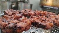 Pisang Goreng Madu Bang Anes juga bisa jadi pilihan untuk jajan pisang goreng. Madunya memberikan rasa yang manis dengan sensasi rasa caramel. Foto: Instagram @pisanggorengmadubanganes