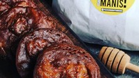 Di Semarang bisa juga jajan pisang goreng madu di gerai Pisang Madu Hitam Manis. Sekilas bentuknya seperti cucur. Rasa manisnya tak berlebihan. Foto: Instagram @pisangmaduhitammanis