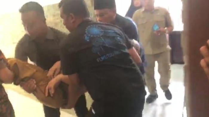 Plt Kadis Pendidikan Tanjungbalai Azhar dibawa setelah tidak sadarkan diri saat RDP