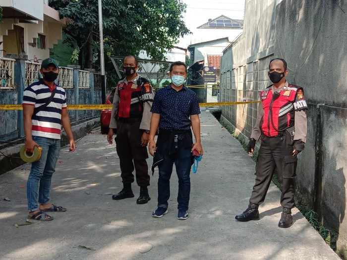 Polisi mengamankan lokasi 2 pekerja yang tewas tertimpa tembok revitalisasi GOR Mampang Prapatan.