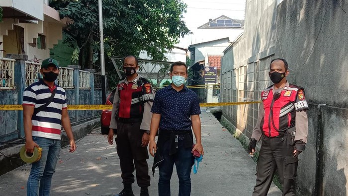 Polisi mengamankan lokasi 2 pekerja yang tewas tertimpa tembok revitalisasi GOR Mampang Prapatan.