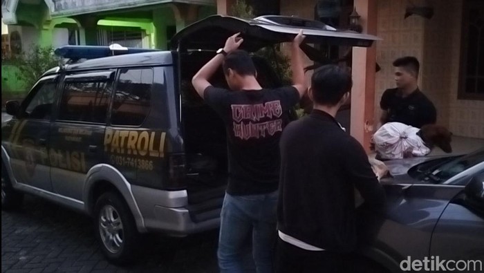 Polisi menurunkan barang bukti rumah jagal anjing yang telah resmi dilaporkan