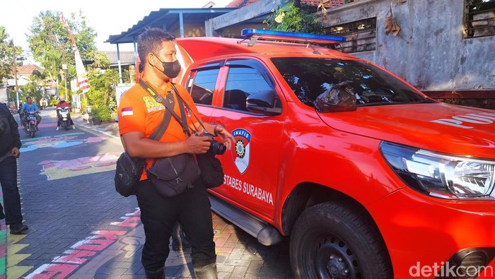 Polisi saat melakukan pemeriksaan awal di rumah jagal anjing di Lakarsantri, Surabaya