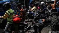 Arus lalu lintas di jalan tersebut tampak semrawut.