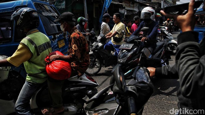 Sejumlah kendaraan melintas di kawasan Jalan Raya Citayam, Depok, Jawa Barat, Senin (1/8).  Terlihat lalu lintas kendaraan di lokasi itu terlihat semerawut karena lalu lintas yang berantakan.