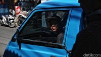 Kesemrawutan itu dikarenakan banyak angkot yang ngetem dan volume kendaraan yang tinggi di jalan tersebut.