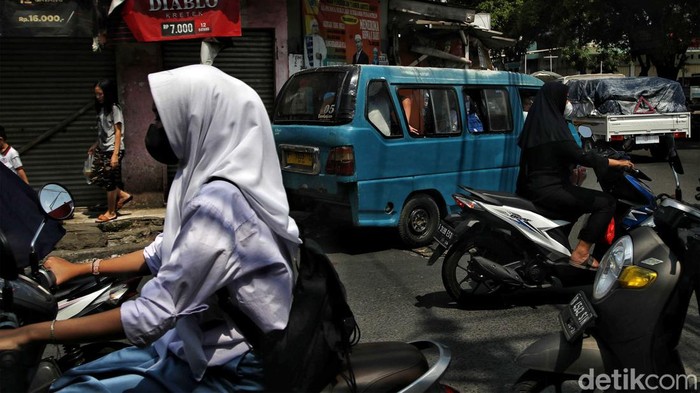 Sejumlah kendaraan melintas di kawasan Jalan Raya Citayam, Depok, Jawa Barat, Senin (1/8).  Terlihat lalu lintas kendaraan di lokasi itu terlihat semerawut karena lalu lintas yang berantakan.