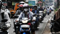 Sejumlah kendaraan melintas di kawasan Jalan Raya Citayam, Depok, Jawa Barat, Senin (1/8/2022).