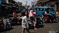 Hanya ada pak ogah yang mengatur lalu lintas di kawasan tersebut.