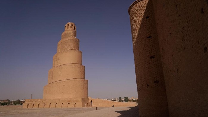 Potret Masjid Agung Samarra Irak yang Punya Menara Spiral Unik An aerial view shows the spiral Malwiya minaret, a mid-ninth century treasured Iraqi national monument, at the site of the Great Mosque of Samarra, on July 26, 2022, in the city of Samarra, north of Baghdad. - The 50m helicoidally tower of sun-dried and baked brick, modelled on ancient ziggurats that was built to symbolise the power of Islam during the Abbasid caliphate, was listed UNESCO World Heritage Site in 2007. (Photo by Ismael ADNAN / AFP) (Photo by ISMAEL ADNAN/AFP via Getty Images)