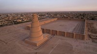 Pemandangan dari udara menunjukkan menara spiral Malwiya, monumen nasional Irak abad kesembilan yang berharga, di lokasi Masjid Agung Samarra, Selasa, (26/7/2022), di kota Samarra, utara Baghdad.