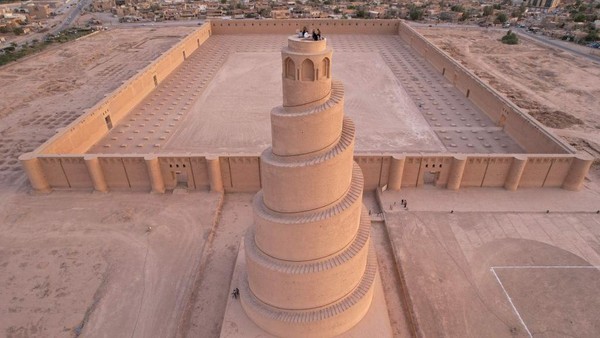 Menara setinggi 52 meter menjadi bagian dari Masjid Agung Samarra dibangun pada abad ke sembilan tepatnya mulai tahun 848 hingga 851 oleh khalifah Abbasiyah al-Mutaawakkil yang memerintah dari 847 sampai 861.