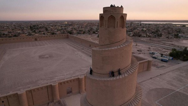 Menara helikoid itu terbuat dari batu bata yang dikeringkan dan dipanggang, dimodelkan pada ziggurat kuno yang dibangun untuk melambangkan kekuatan Islam selama kekhalifahan Abbasiyah.