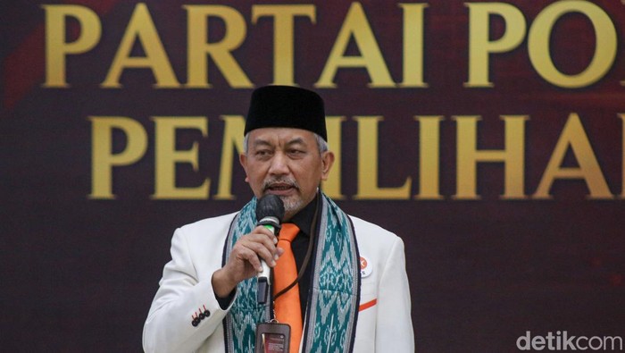 Potret PKS ke KPU Daftar Pemilu 2024, Targetkan 15% Kursi DPR RI PKS tiba di kantor KPU RI untuk mendaftar sebagai peserta Pemilu 2024. Presiden PKS Ahmad Syaikhu menargetkan PKS mendapat 15% atau 86 kursi di DPR RI pada Pemilu 2024, Senin, 1/8/2022