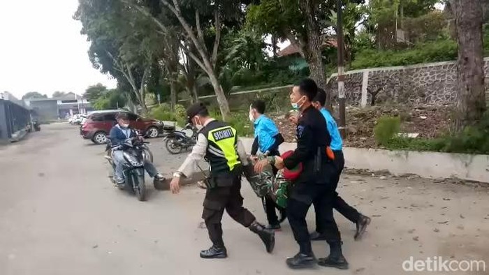 Pria berseragam TNI pingsan setelah mengamuk di Stasiun Kotabumi, Lampung Utara.