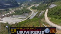 Foto udara lokasi pembangunan Bendungan Leuwikeris di Ciharalang, Kabupaten Ciamis, Jawa Barat, Senin (1/8/2022).
