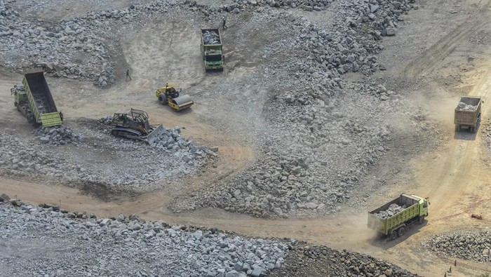 Foto udara lokasi pembangunan Bendungan Leuwikeris di Ciharalang, Kabupaten Ciamis, Jawa Barat, Senin (1/8/2022). Proyek pembangunan Bendungan Leuwikeris untuk mengoptimalkan pemanfaatan ketersediaan air sebesar 5,30 miliar kubik per tahun dari Sungai Citanduy itu sudah mencapai 92 persen dengan target selesai pada tahun 2023 mendatang. ANTARA FOTO/Adeng Bustomi/rwa.
