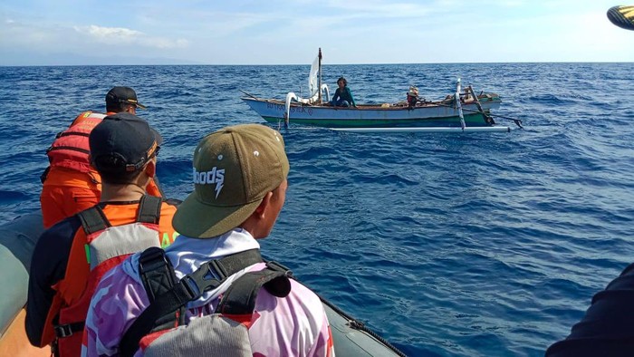 Proses pencarian seorang nelayan bernama Abdul Gani  yang dinyatakan hilang sejak Sabtu (30/7/2022). Petugas baru menemukan perahu nelayan tersebut di perairan barat Gili Trawangan.